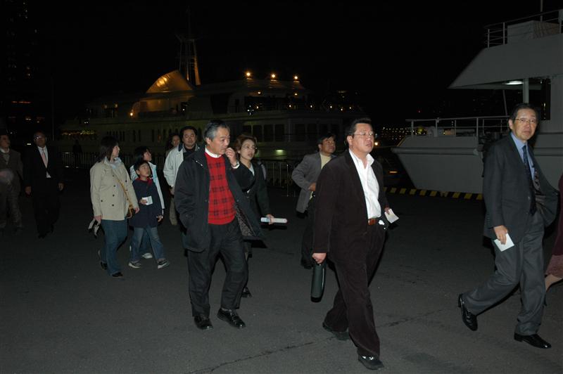 �͂ƃo�X�ŏ��铌���i�C�g�c�A�[