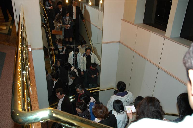 �͂ƃo�X�ŏ��铌���i�C�g�c�A�[