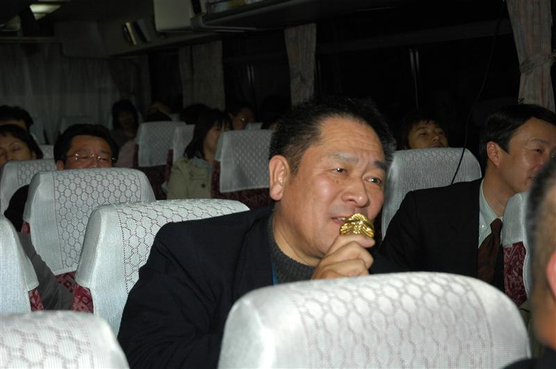 �͂ƃo�X�ŏ��铌���i�C�g�c�A�[